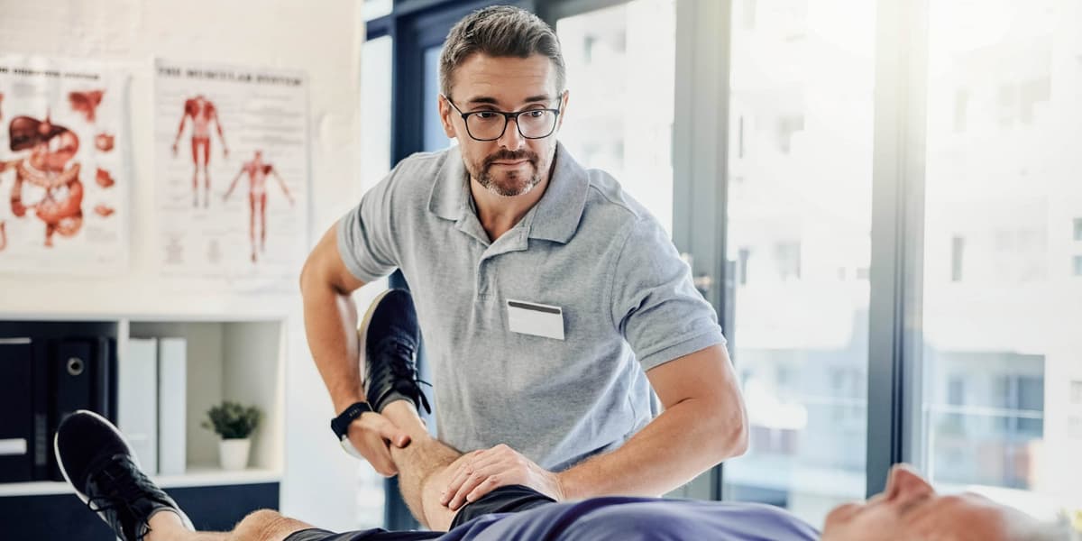 Fysiotherapeut behandelt een man na letselschade