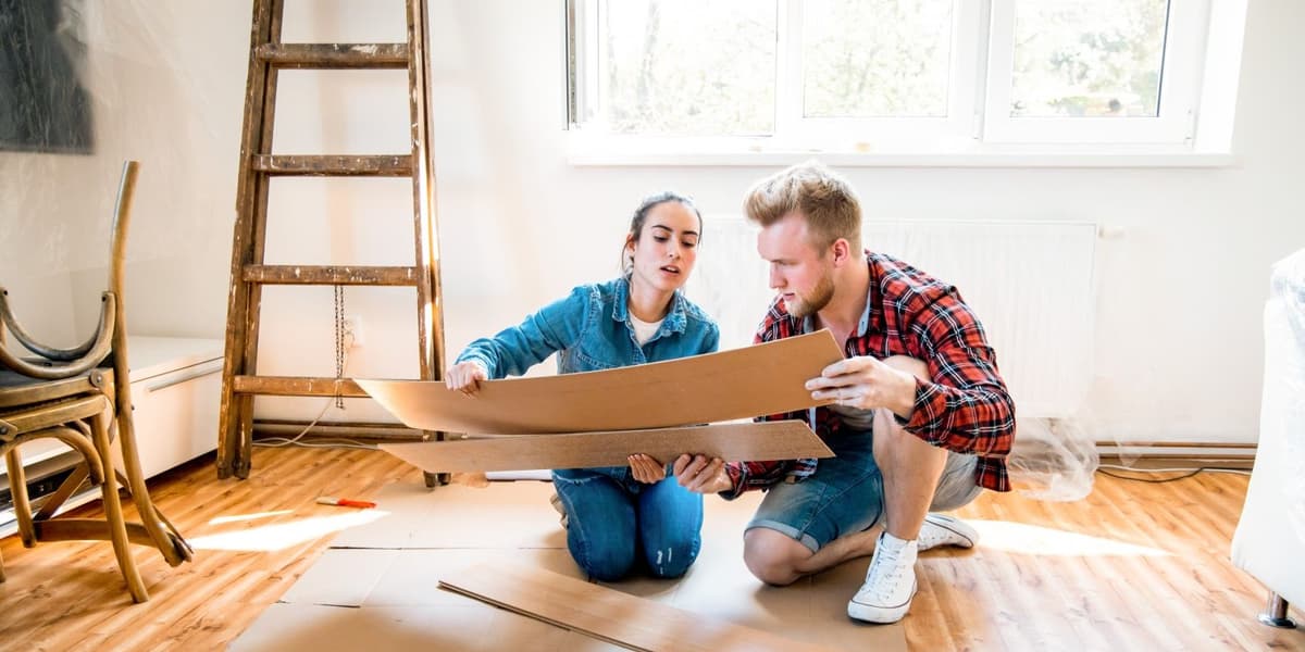Stel in hun nieuwe koophuis kiezen een vloer