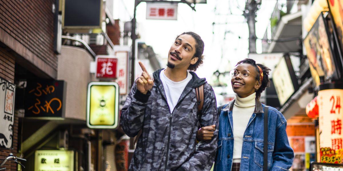 Jong stel in de straten van Japan tijdens reis