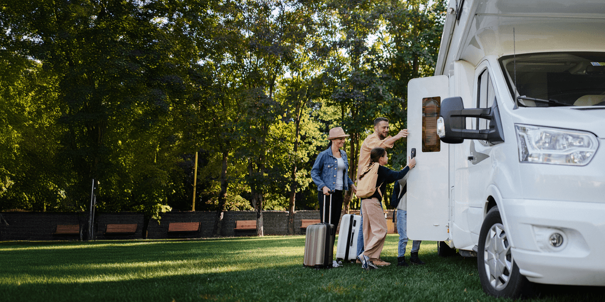 gezin gaat op reis met camper
