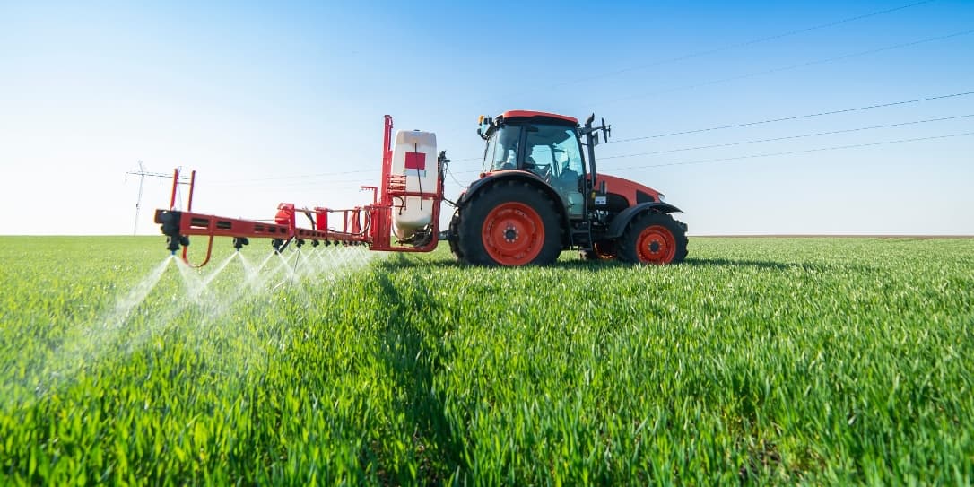 Rode tractor op weiland