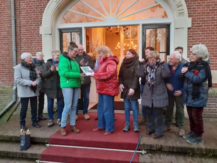 Leden Beekbergens toneel die een cheque ontvangen van Stichting voor Elkaar