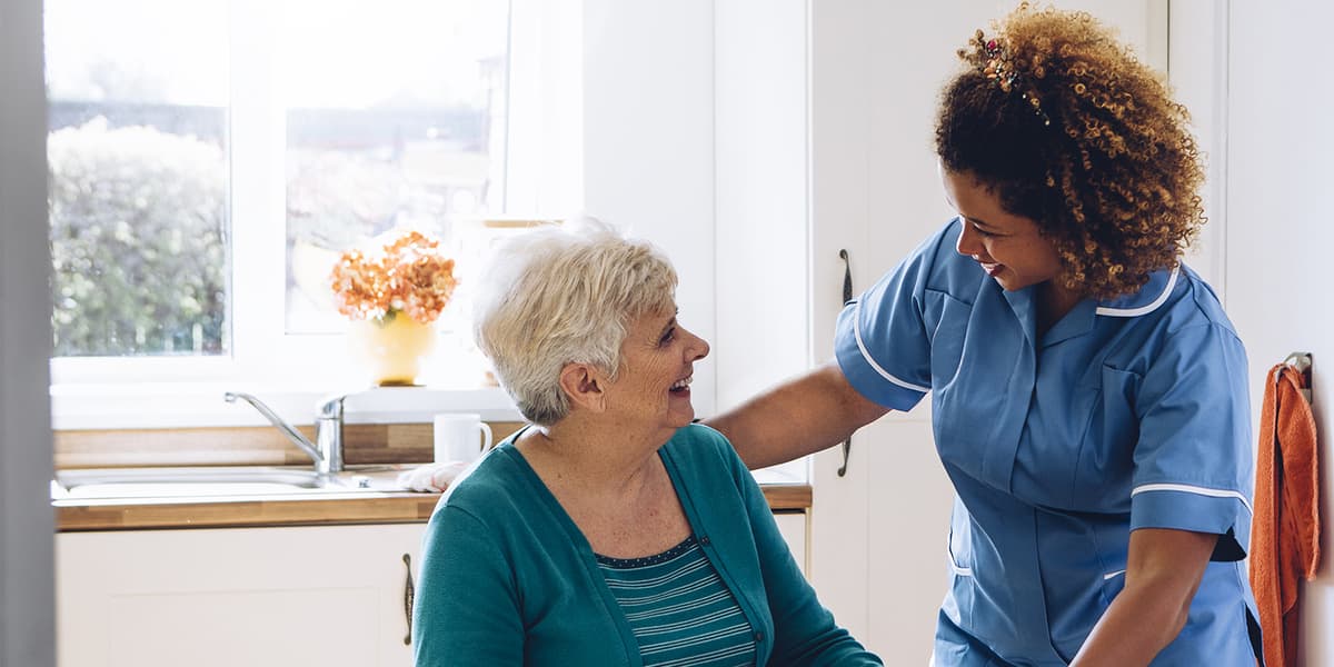 verpleegkundige slaat om arm cliënt