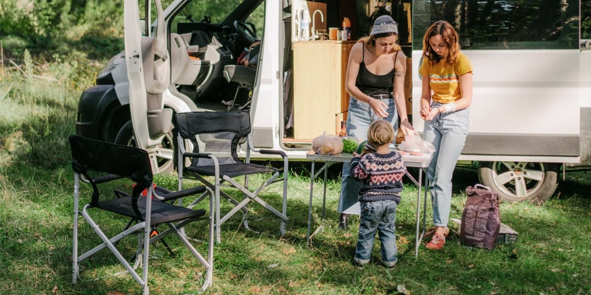 familie bij omgebouwde buscamper
