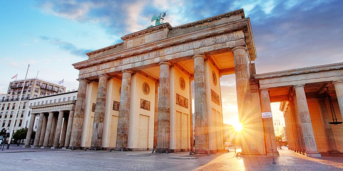 De Branderburger Tor stadspoort in Berlijn met zonsondergang