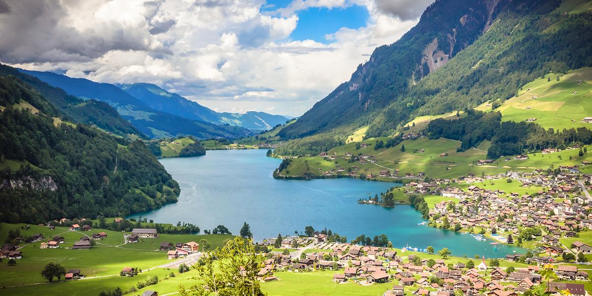 Groene alpenweide, bergen en een meer in Oostenrijk