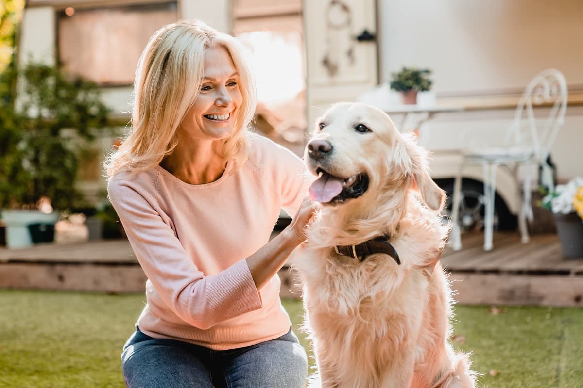Blije vrouw met hond