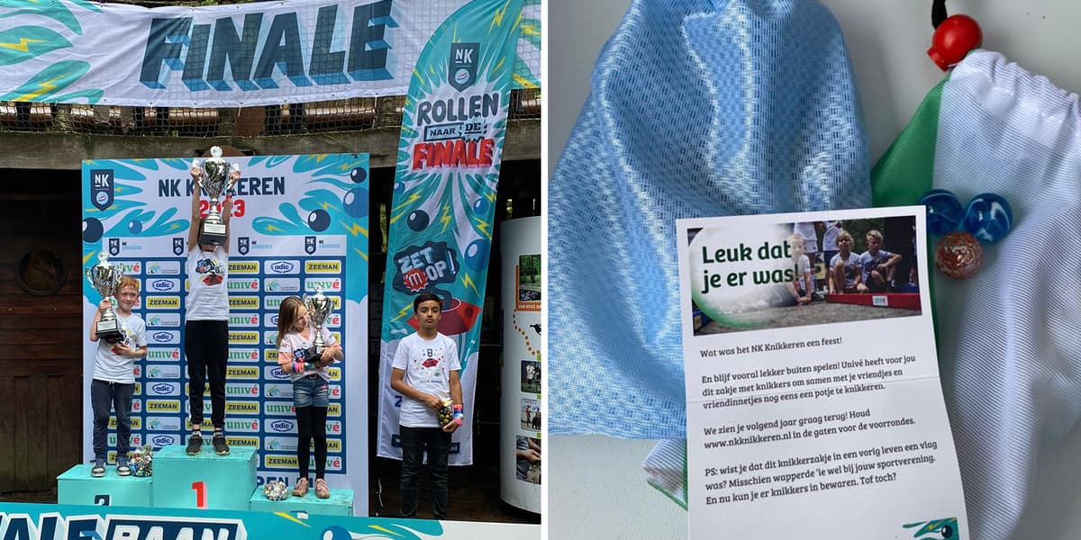 Winnaars van het NK Knikkeren 2023 op het podium met bekers en knikkers, naast een goodiebag met knikkers, een zakje en een kaartje met bedanktekst.