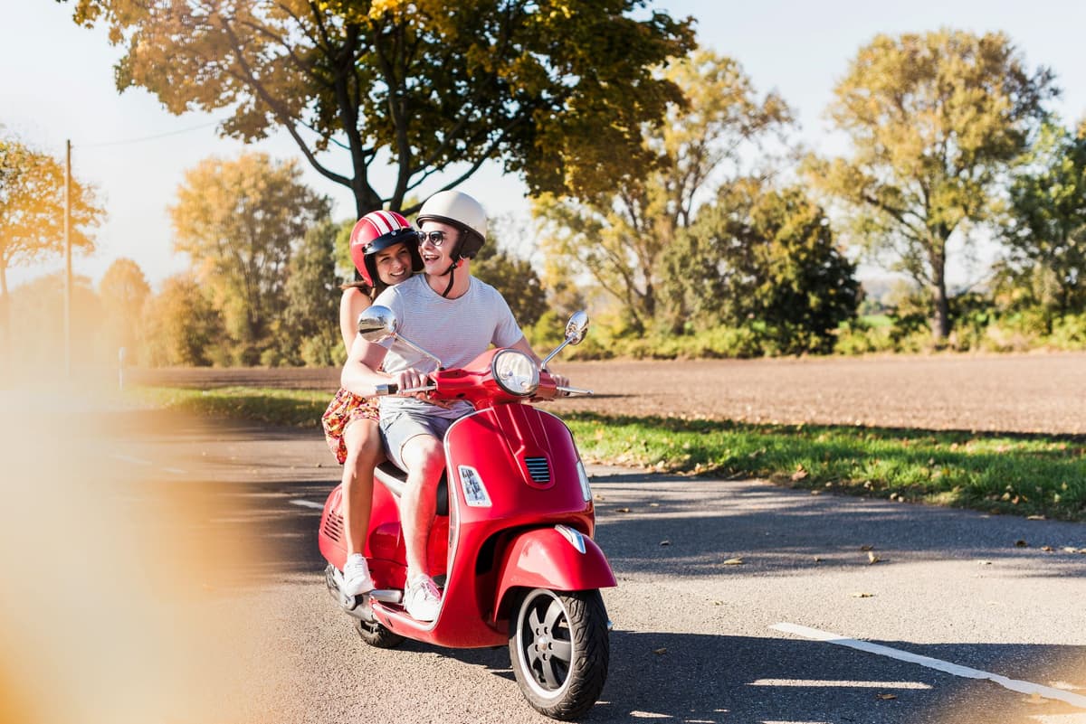 Twee personen veilig op weg met hun scooter. Verzekerd met de Univé scooterverzekering