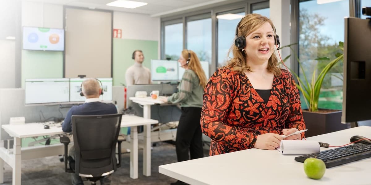 helpdeskmedewerker univé aan de telefoon