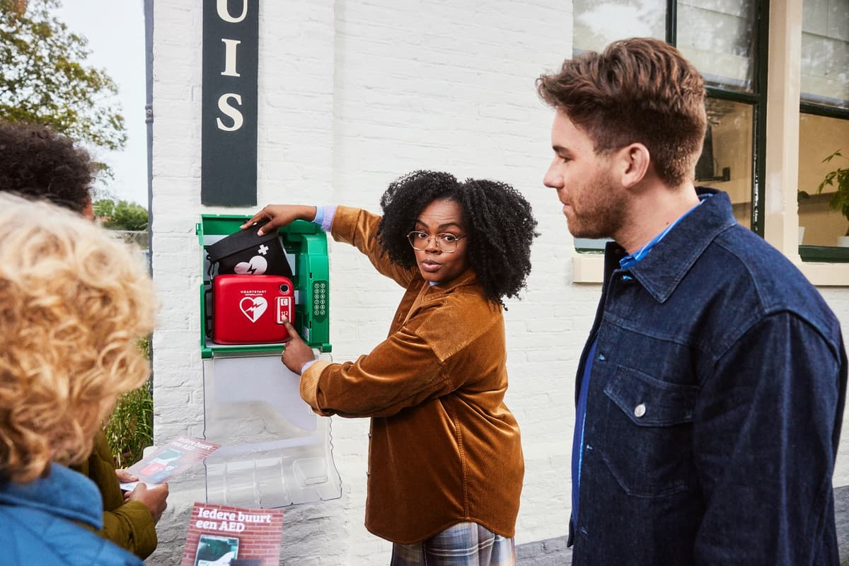 uitleg van aed met buurtbewoners