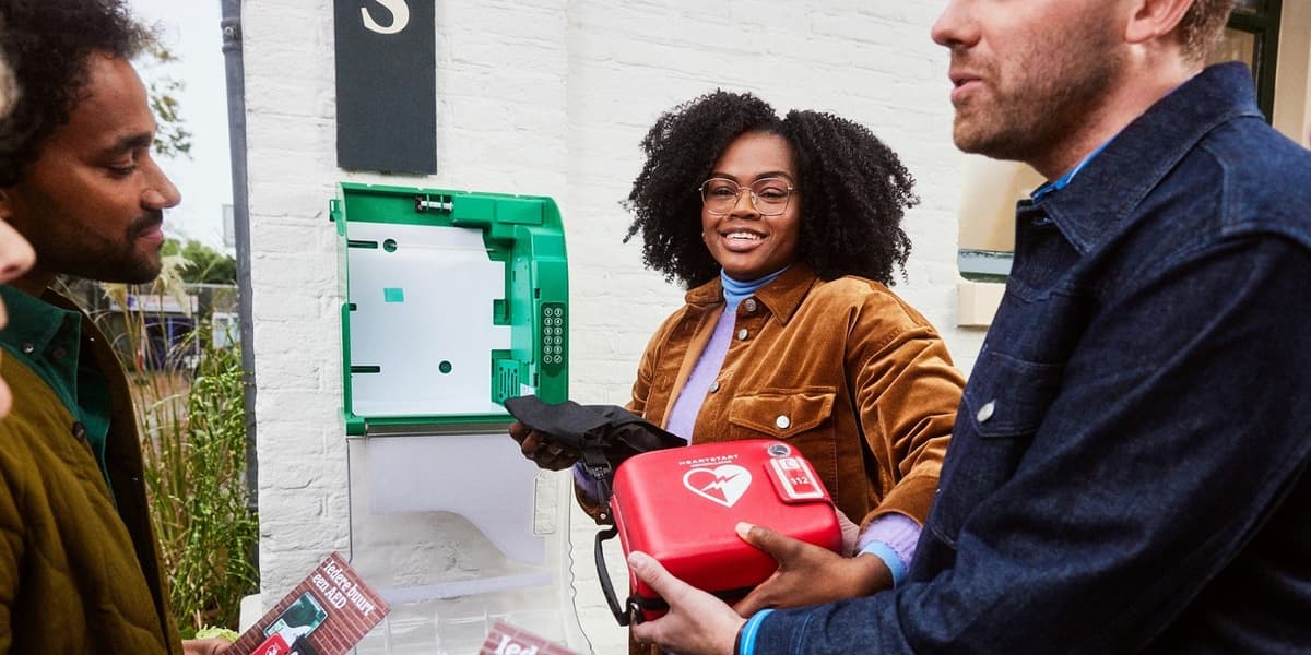 vrouw geeft aed aan man