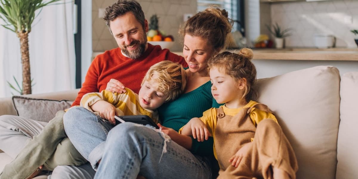gezin op de bank met ipad