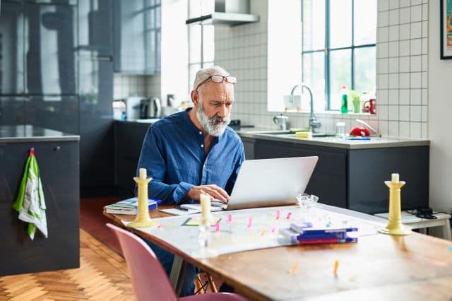 Man zit achter laptop