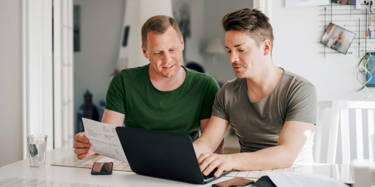 Twee mannen achter laptop