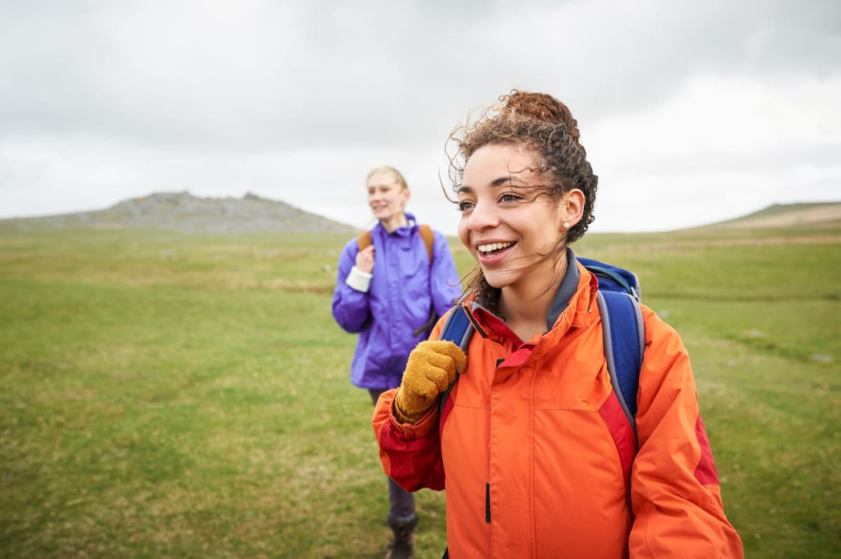 meiden wandelen in natuur met bergen
