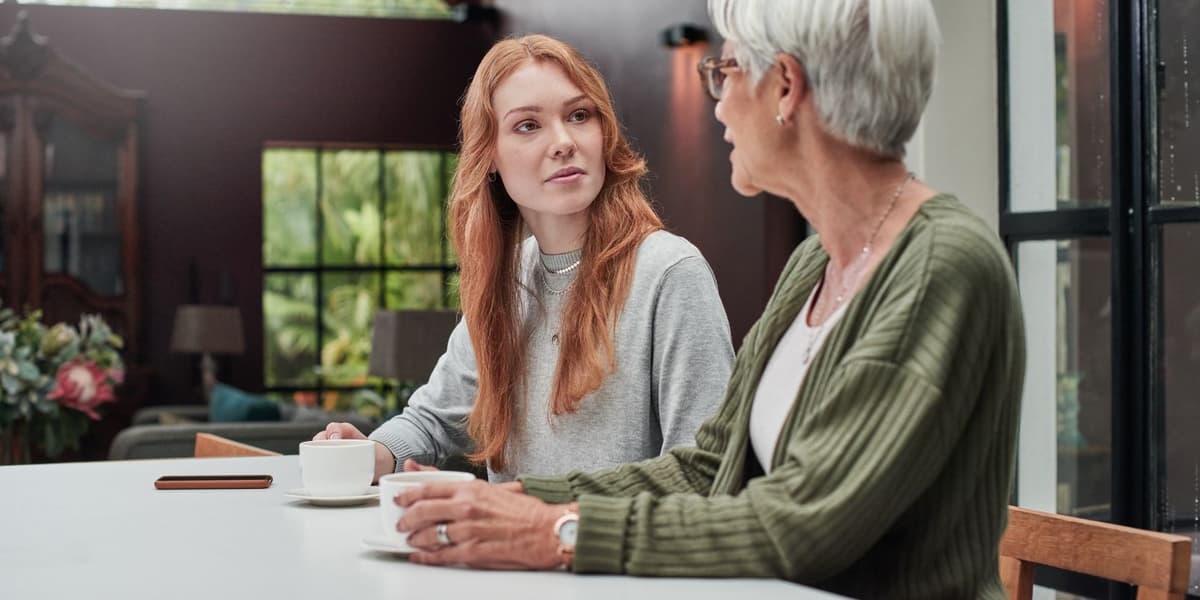 gesprek tussen moeder en dochter aan keukentafel