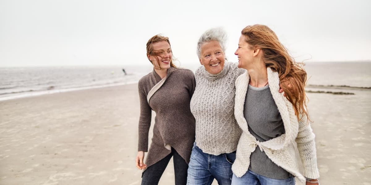 vrouw tussen dochter op het strand