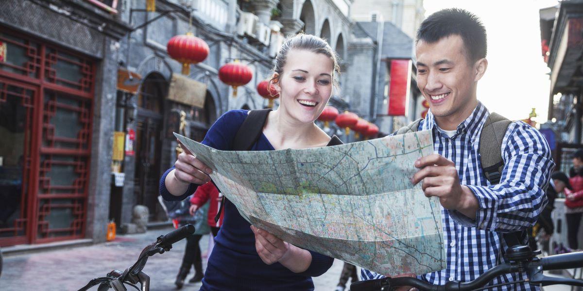 Man en vrouw op zoek naar juiste bestemming tijdens reis in Azië