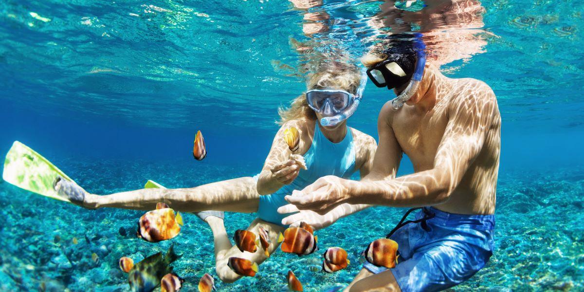 Jonge man en vrouw aan het snorkelen tijdens hun reis op Bali in Indonesië