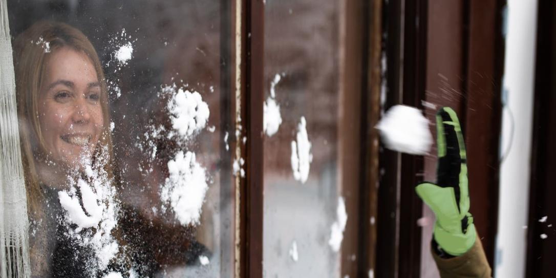 Kind gooit sneeuwballen tegen ruit woning. Vorstschade aan je huis en de verzekering.