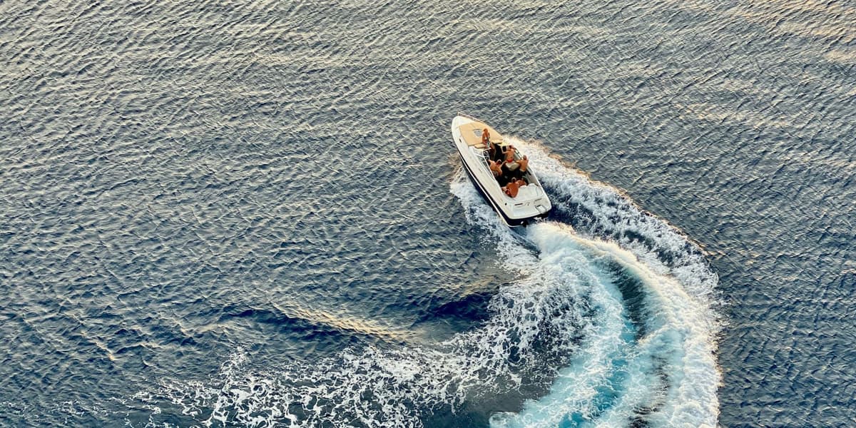 speedboot aan het varen