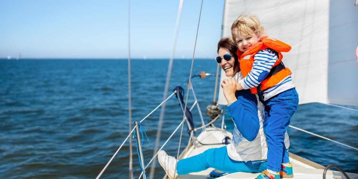 Vrouw en jongetje op een zeilboot