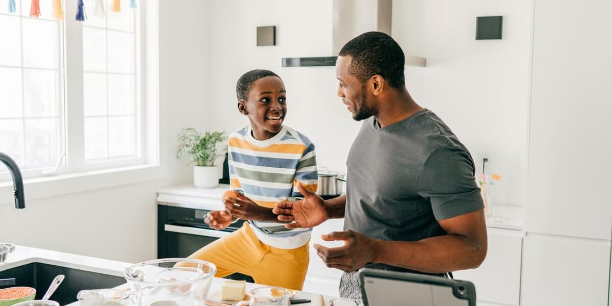 Vader en zoon praten in de keuken
