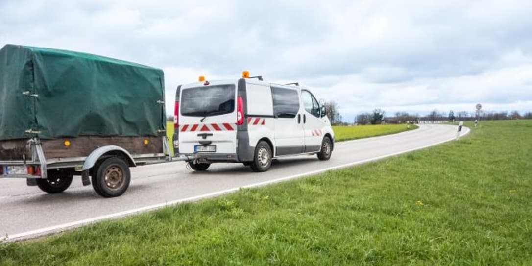 Bestelbus met aanhangwagen