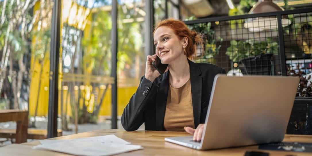 Achter de laptop bellen in de kantoortuin