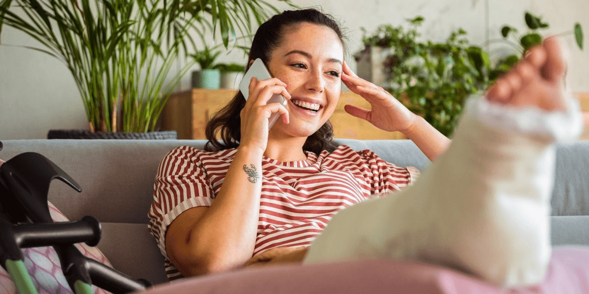 Bellend op de bank met de voet in het gips