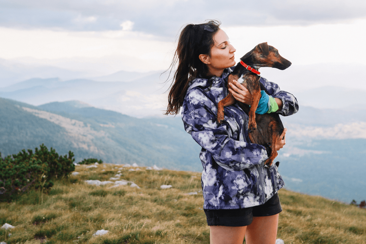 Vrouw met hond op reis