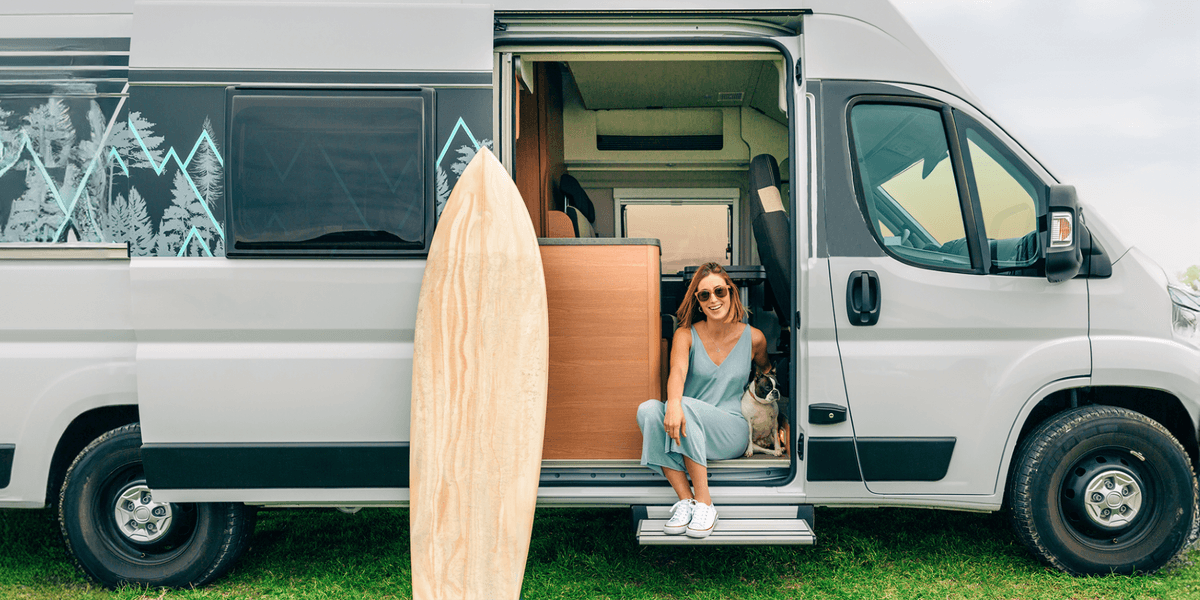 vrouw met hond in camper