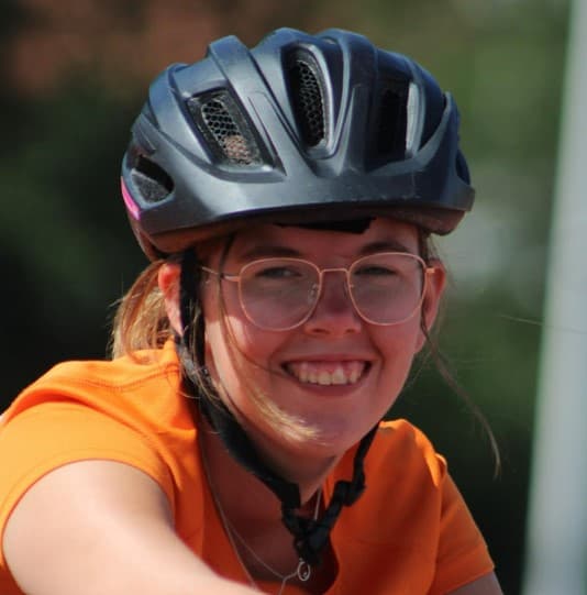 Profielfoto van Juliëtte van Brouwershaven met helm op en in wielrenners kleding