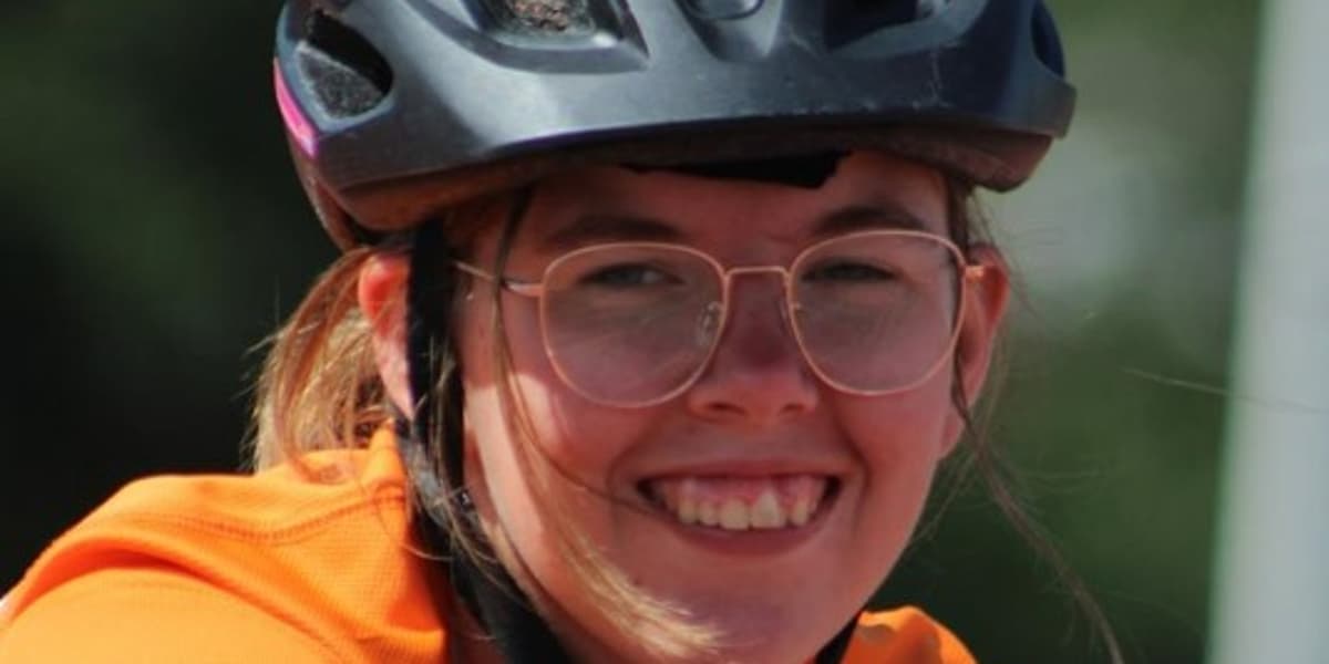 Profielfoto van Juliëtte van Brouwershaven met helm op en in wielrenners kleding