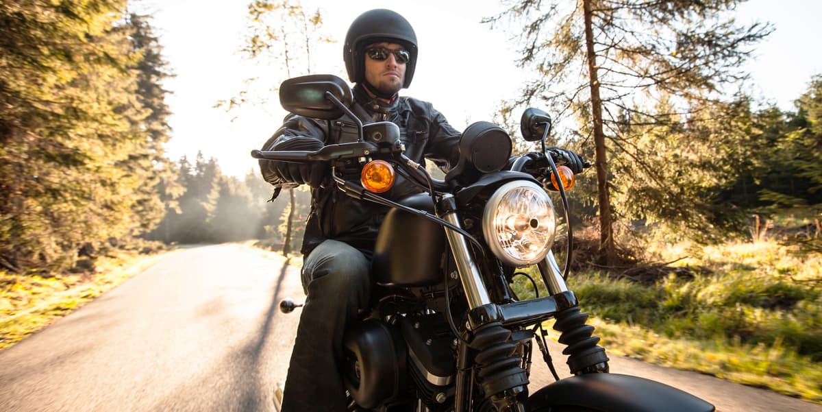 Man rijdt op een Harley Davidson motor