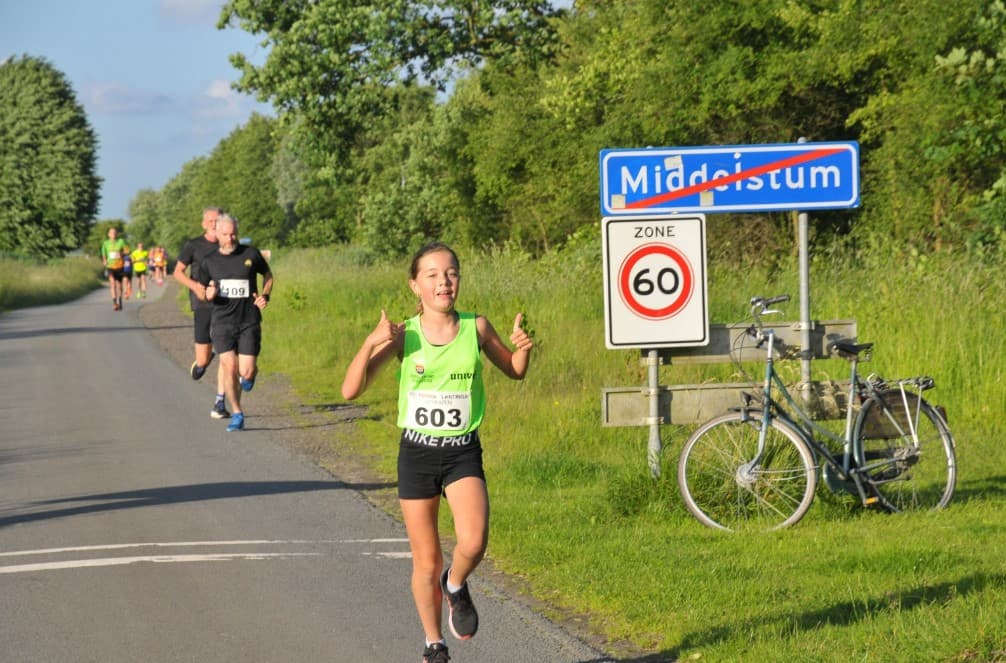 De 11-jarige Emma Dijkstra loopt een hardloopwedstrijd