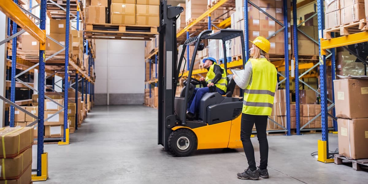 Man op heftruck verplaatst dozen