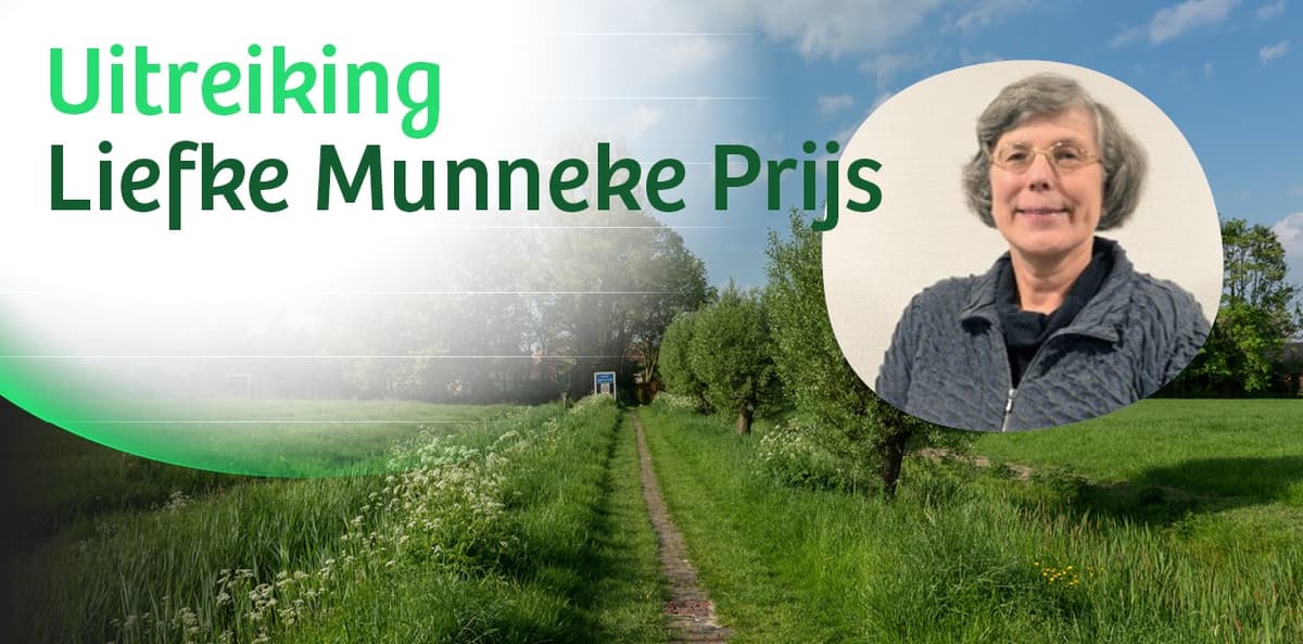 Uitreiking Liefke Munneke Prijs, met een portret van Liefke Munneke rechts in beeld en een groen landschap op de achtergrond