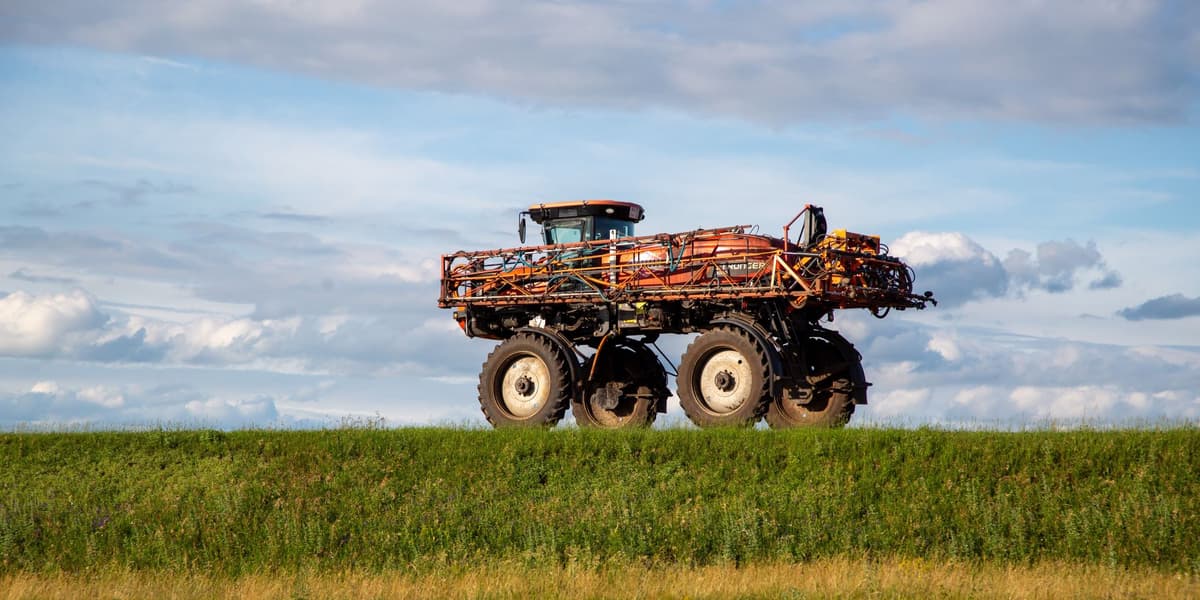 landbouwvoertuig aan het rijden