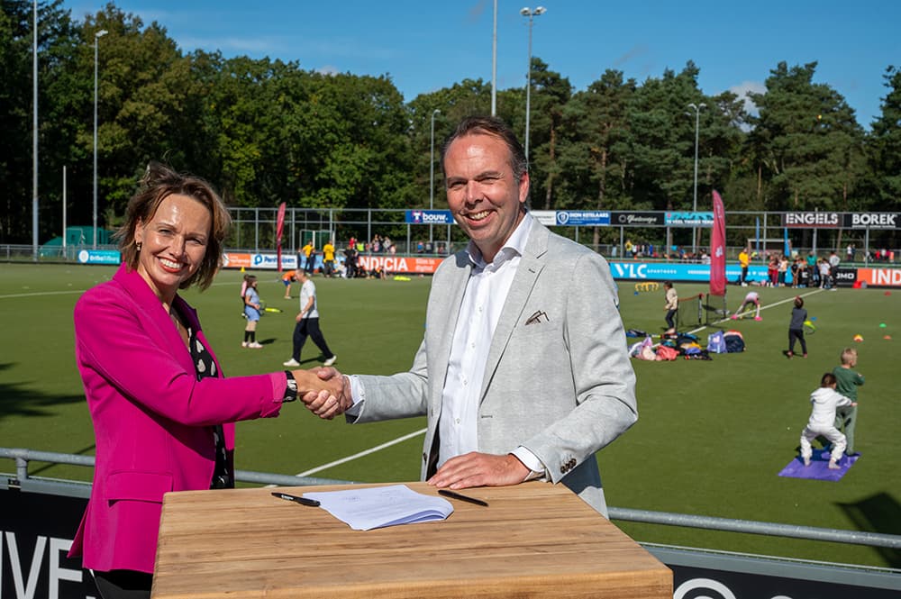 Voorzitter Brigitte Arts- Van Duijn van de Raad van Bestuur van Univé Zuid-Nederland schudt de hand van directeur Michael Reinders van het BrabantSport Fonds