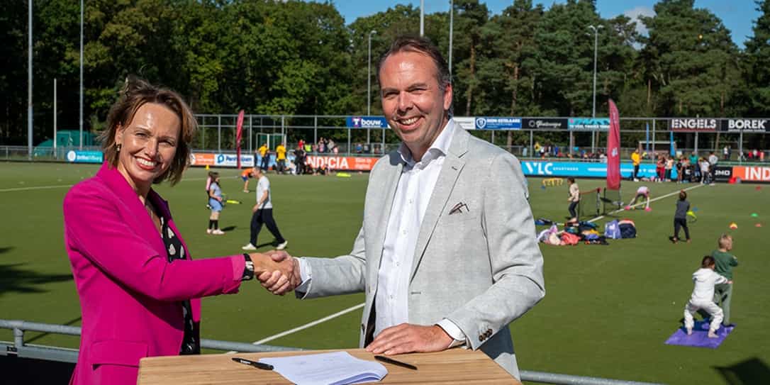 Voorzitter Brigitte Arts- Van Duijn van de Raad van Bestuur van Univé Zuid-Nederland schudt de hand van directeur Michael Reinders van het BrabantSport Fonds