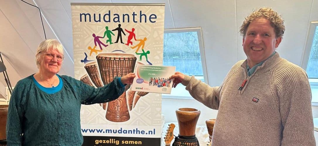 Stichting Mudanthe ontvangt een cheque Stichting voor Elkaar van een collega van Univé Apeldoorn