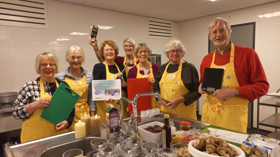 De "Onvergetelijke kookclub" ontvangt een cheque Stichting voor Elkaar