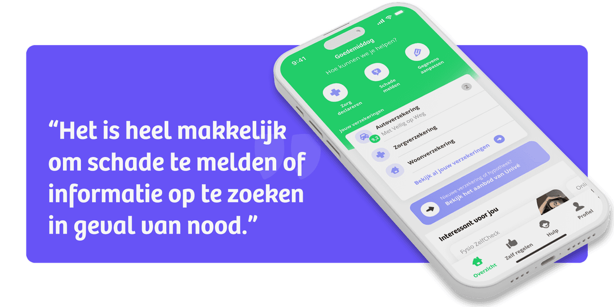 "Smartphone met een verzekeringsapp op het scherm waarin opties staan zoals zorg declareren, schade melden en gegevens aanpassen. Links staat de review: "Het is heel makkelijk om schade te melden of informatie op te zoeken in geval van nood.’ op een paarse achtergrond."