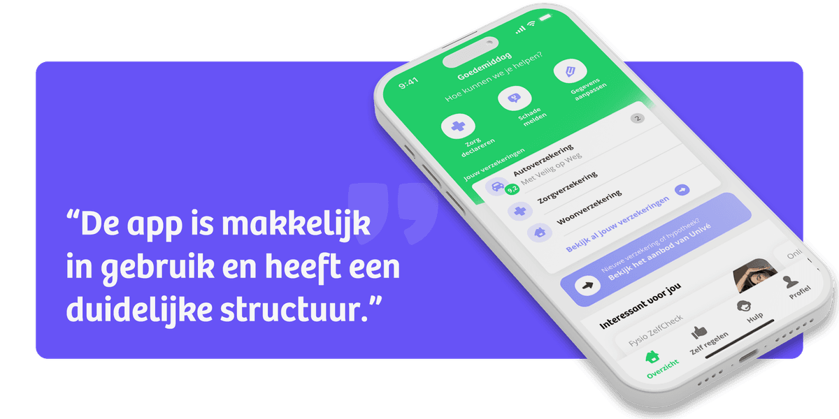 "Smartphone met een verzekeringsapp op het scherm waarin opties staan zoals zorg declareren, schade melden en gegevens aanpassen. Links staat de review: "De app is makkelijk in gebruik en heeft een duidelijke structuur."