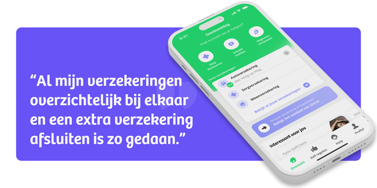 "Smartphone met een verzekeringsapp op het scherm waarin opties staan zoals zorg declareren, schade melden en gegevens aanpassen. Links staat de review: "Al mijn verzekeringen overzichtelijk bij elkaar en een extra verzekering afsluiten is zo gedaan."