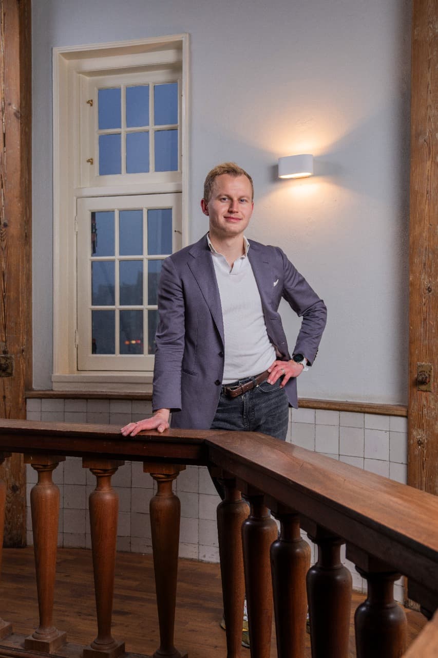 Werner Schouten op de trap