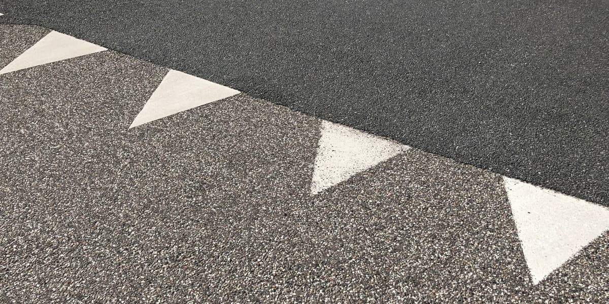 Haaientanden herken je aan de omgekeerde, witte driehoeken op de weg