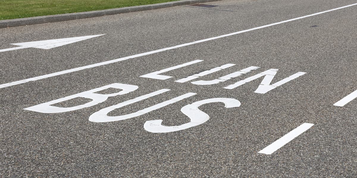 Busbaan herken je door de witte woorden 'lijn bus' op de weg
